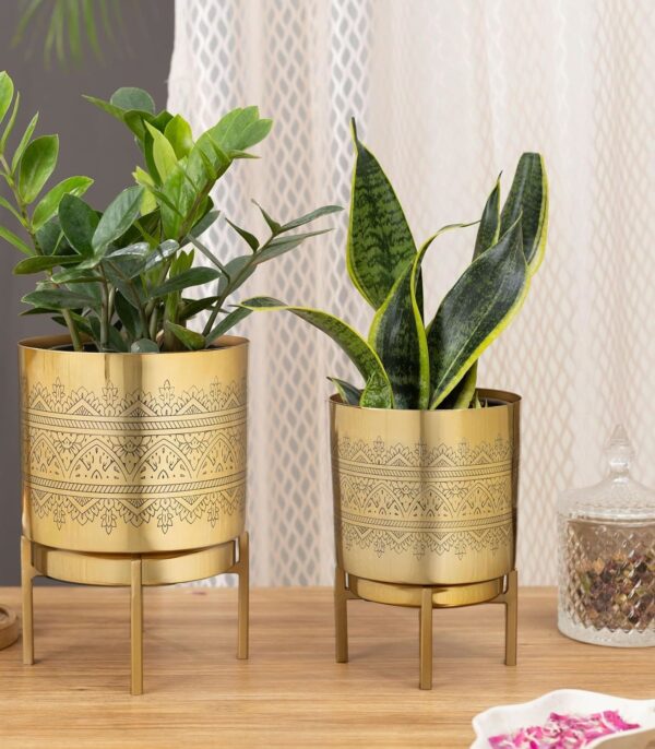 Home Decorate Set of 2 Gold Metal Planters with Stands Hand-Etched Decorative Indoor Pots for Living Room and Home Decor